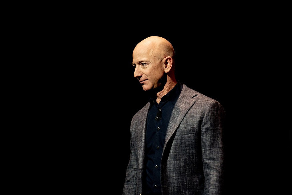 Jeff Bezos deixa cargo de diretor geral da Amazon