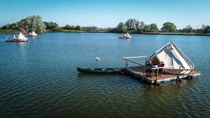Férias alternativas: passar a noite em tendas no meio de um lago belga