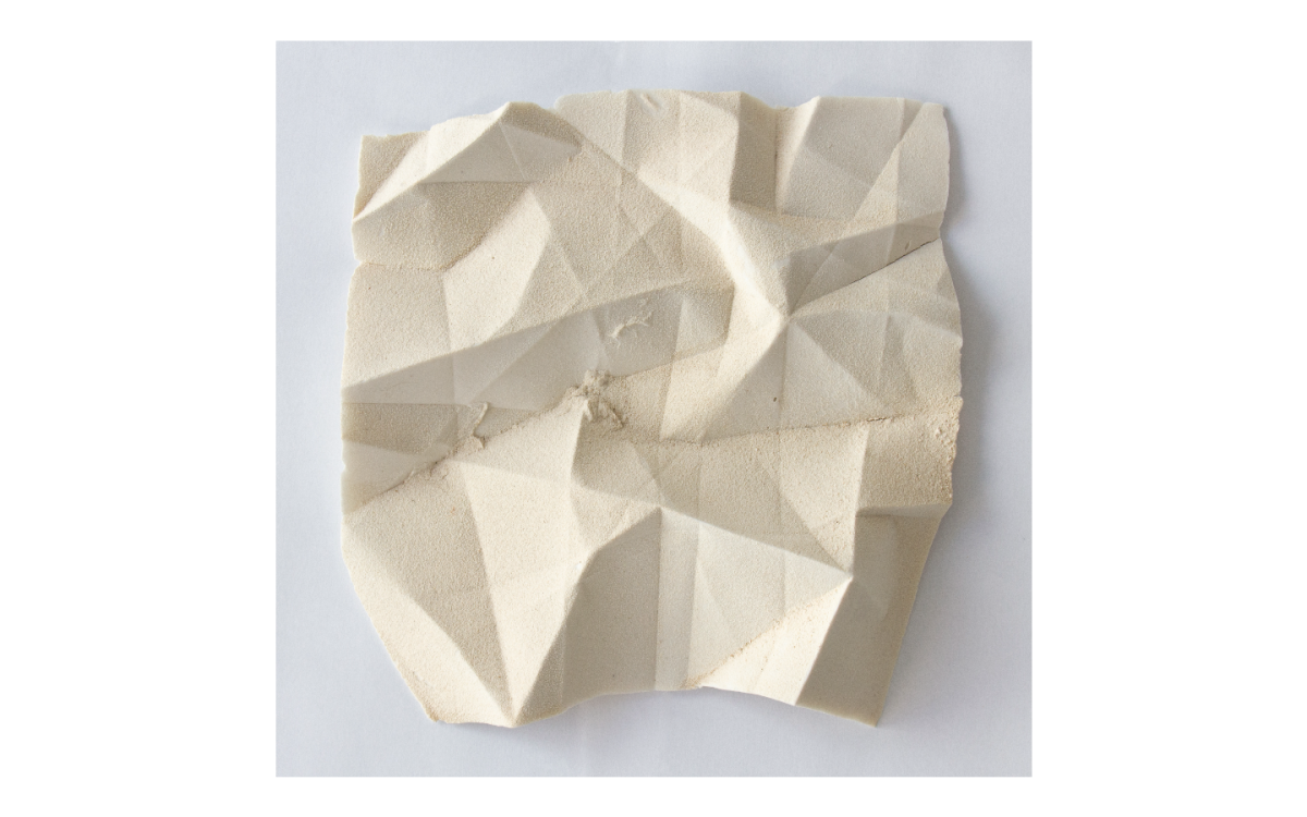 Escultura de Carlos Martínez por 400 euros (23x23x4 cm) Título: St (papel de porcelana)