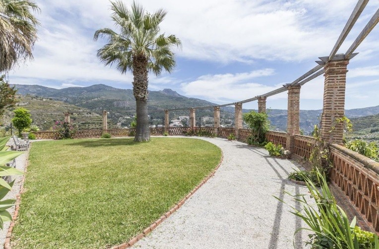 caseron_granada_jardin_con_vistas