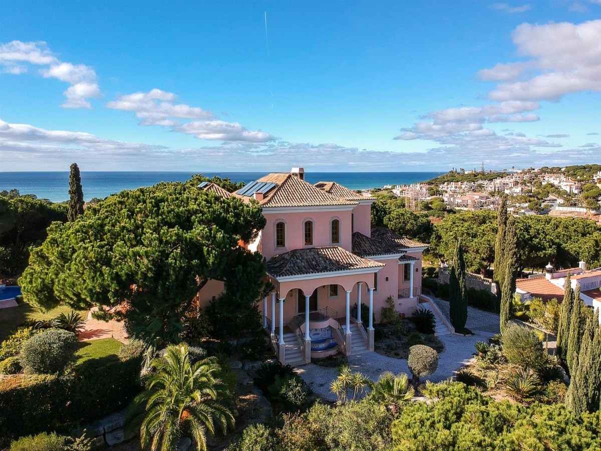 Classic style mansion for sale in the Algarve