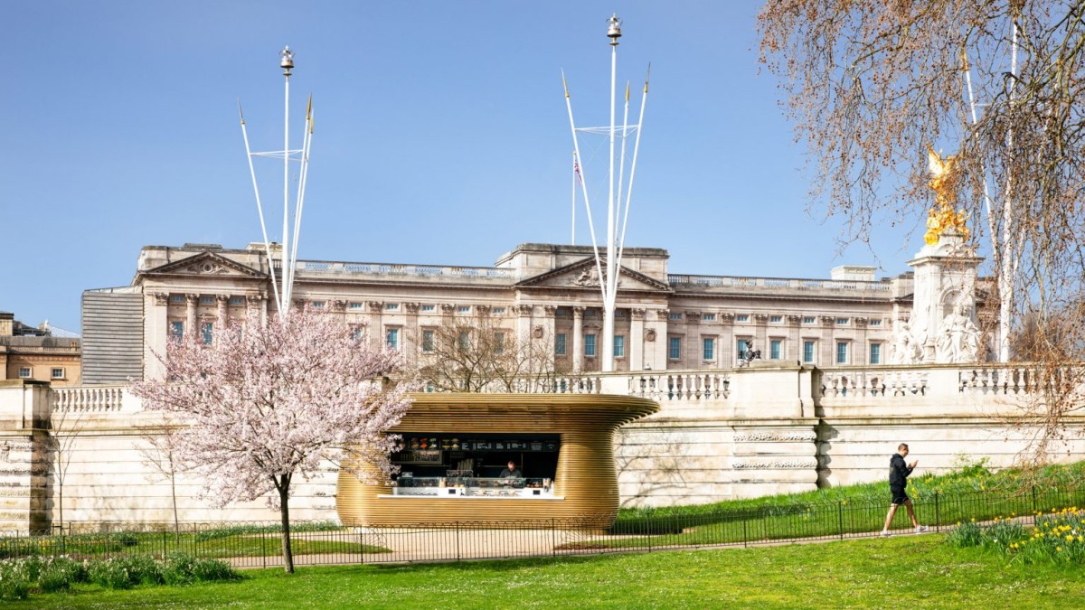 Assim é o pequeno e “curioso” quiosque às portas do Palácio de Buckingham