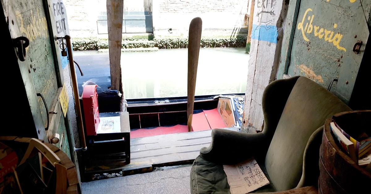 Visita guiada à incrível livraria Acqua Alta de Veneza - uma das mais bonitas do mundo