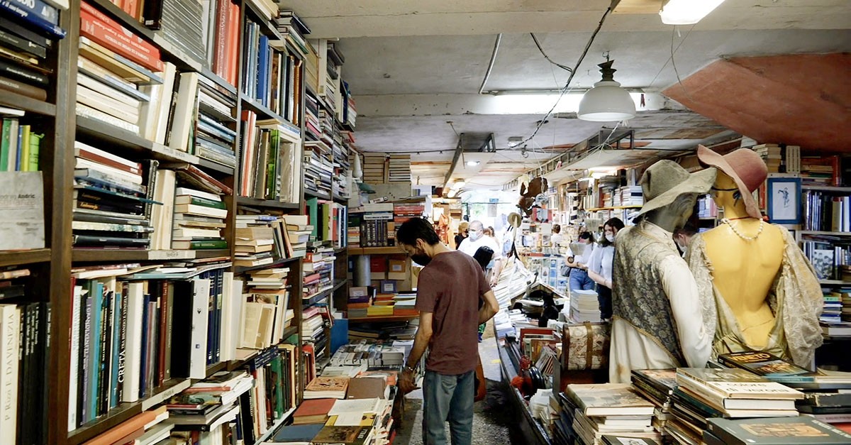 Visita guiada à incrível livraria Acqua Alta de Veneza - uma das mais bonitas do mundo