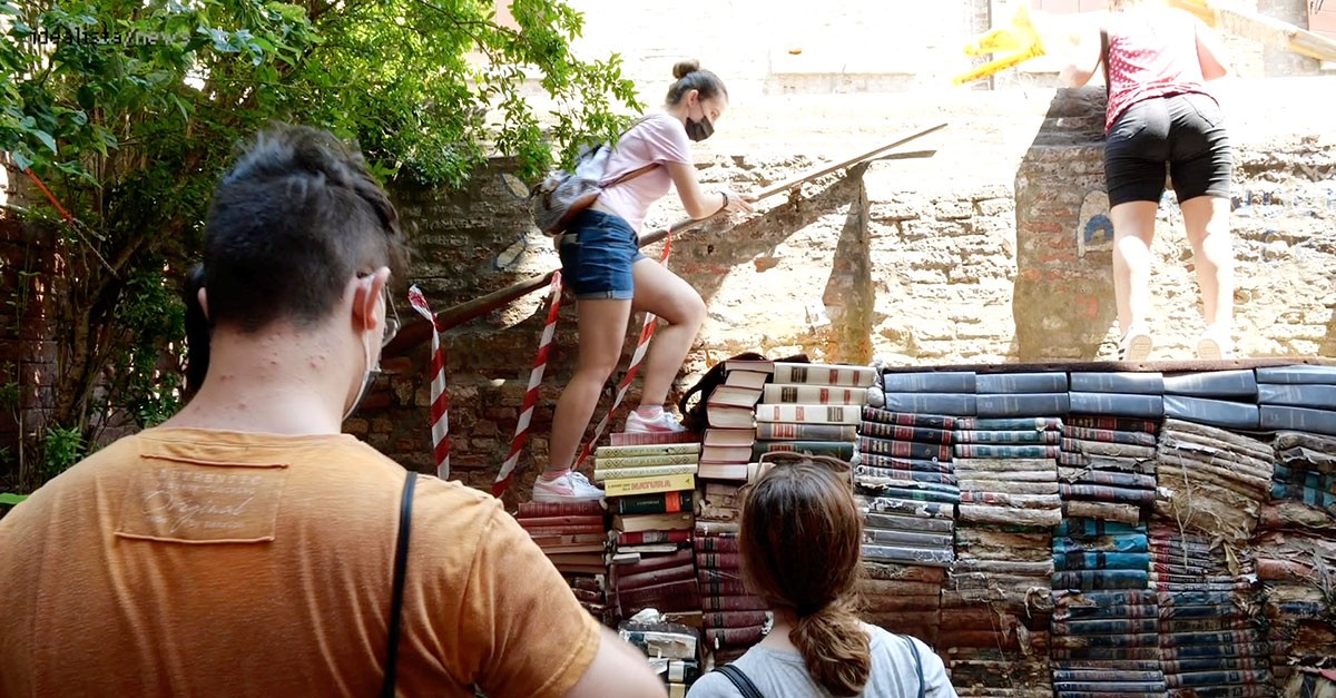 Visita guiada à incrível livraria Acqua Alta de Veneza - uma das mais bonitas do mundo