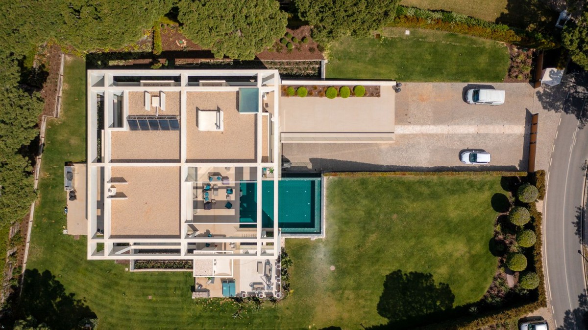 Una vista a volo d'uccello della villa e del giardino