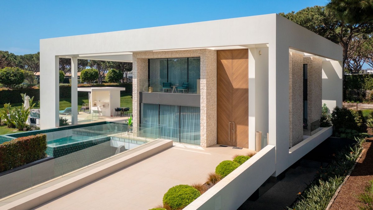 A contemporary villa in the Quinta do Lago resort