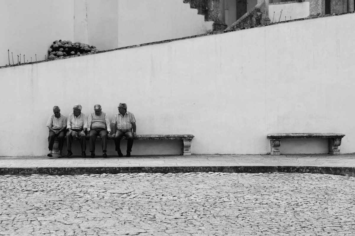 Estar sentado ao fresco à conversa quer ser património da Humanidade