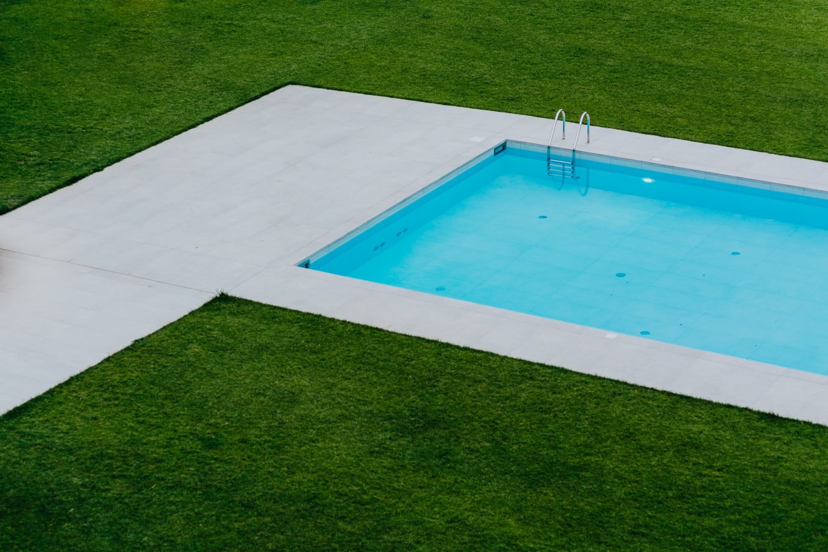 Relva artificial ou natural para o jardim? Prós e contras de cada