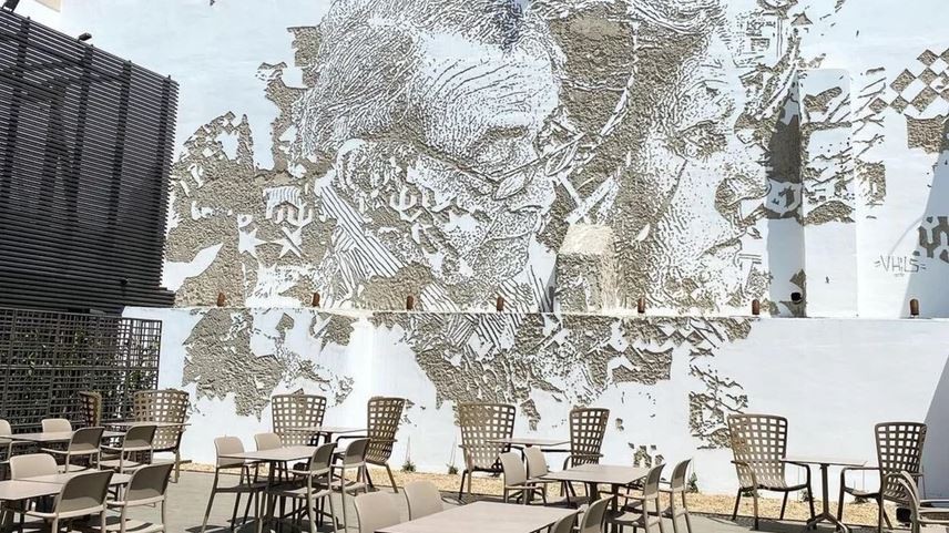 Solar dos Presuntos já reabriu: está maior, tem esplanada e até um mural de Vhils