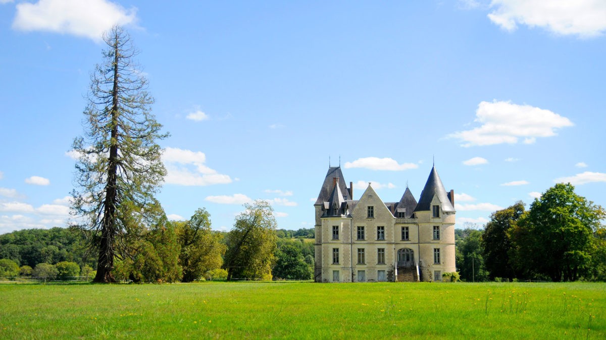 Um acampamento de verão num castelo onde artistas dão aso à imaginação 