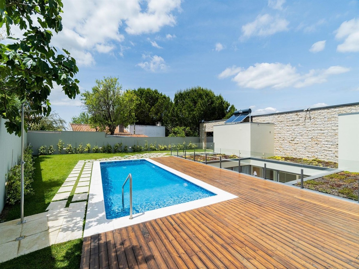 Spacious garden and pool