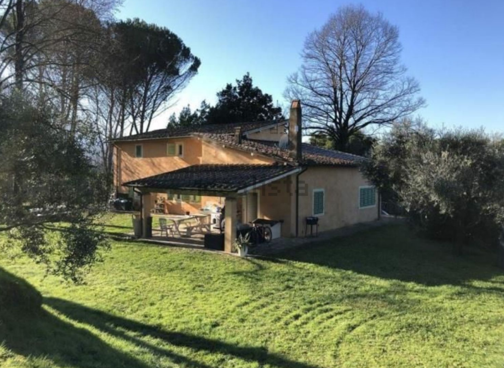 Ir viver para a Toscana? Esta casa de campo está à venda por 238 mil euros