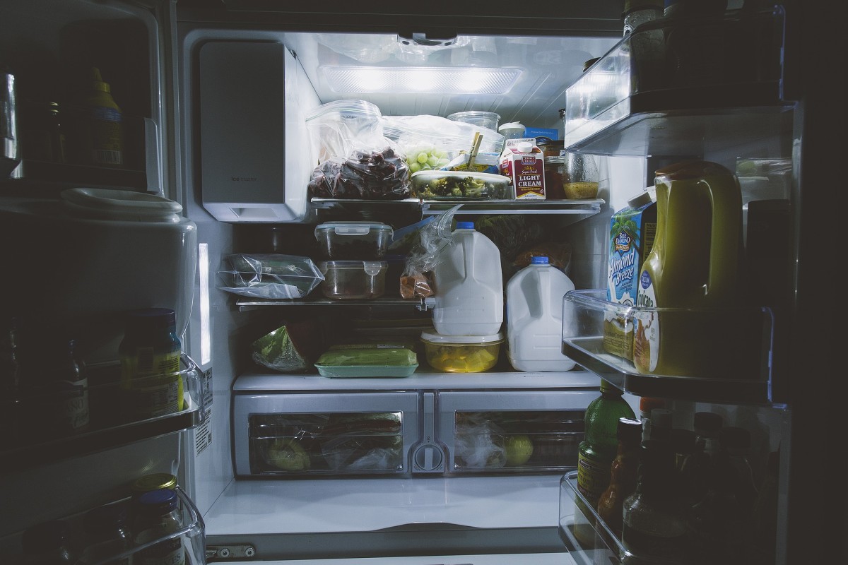 Arrumar os alimentos no frigorifico