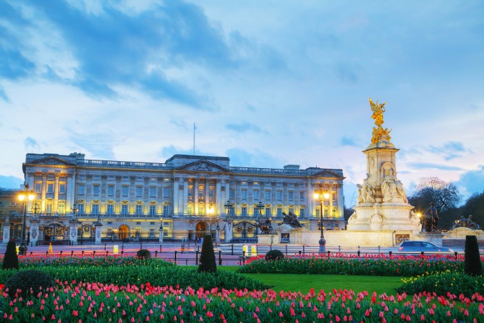 Isabel II procura empregados para limpar Palácio de Buckingham 