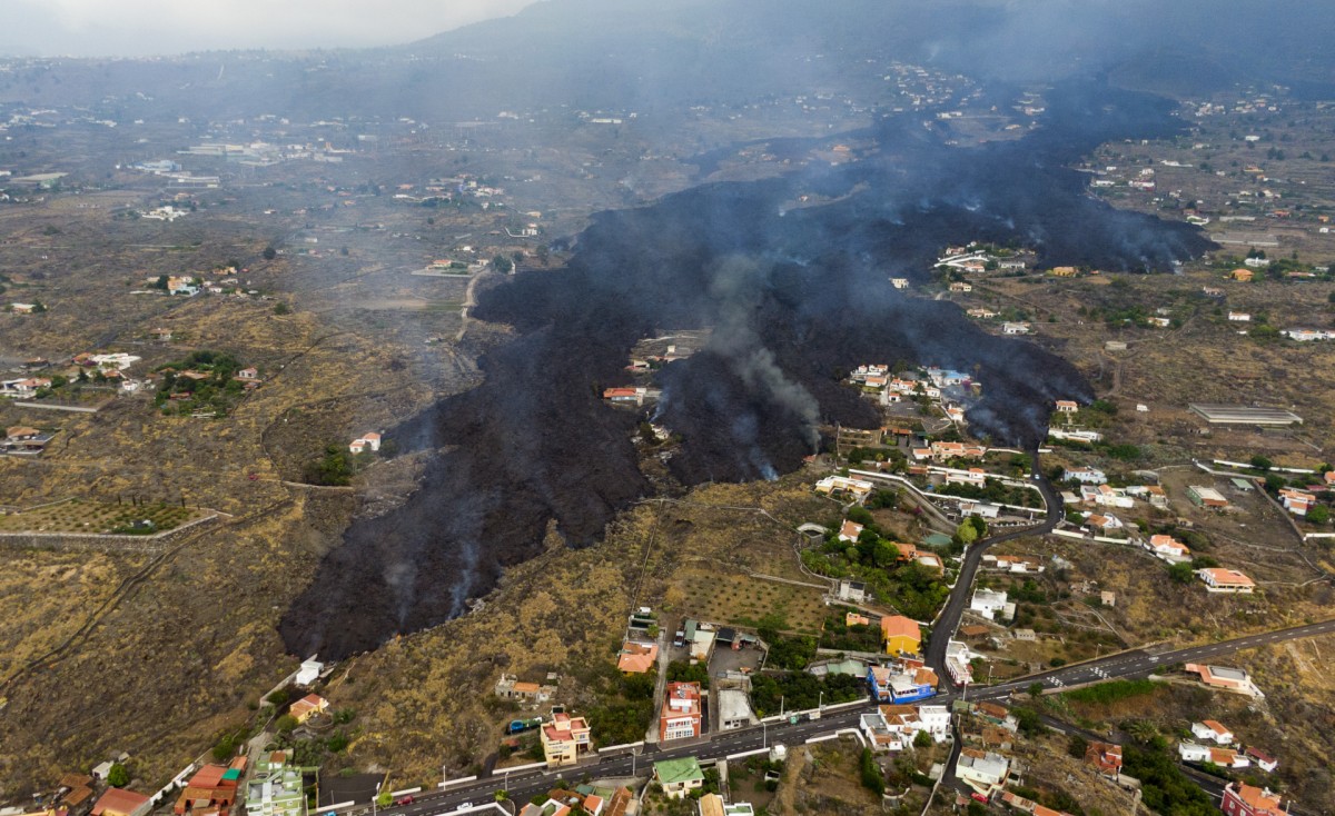 La Palma: lava do vulcão já engoliu casas e terras no valor de 248 milhões