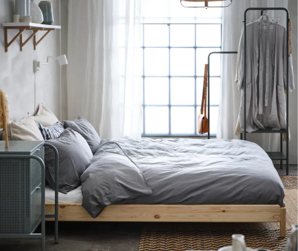 cama de madeira A cama dupla do Ikea é ideal para mobilar um quarto pequeno