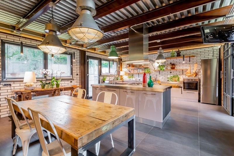 Esta casa de estilo industrial é um verdadeiro ‘set’ de cinema e está à venda 