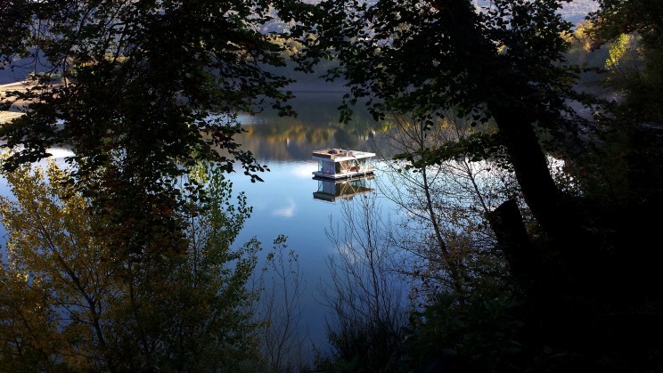 Le« bateau-maison », flottant sur la rivière