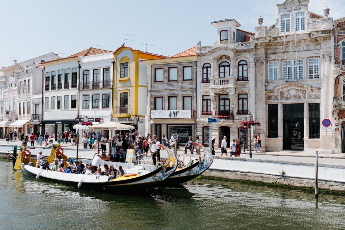 The moliceiros on a canal