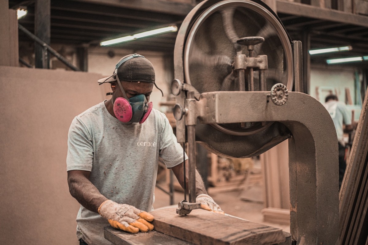 Trabalhadores e empresas: o que vai mudar na lei laboral