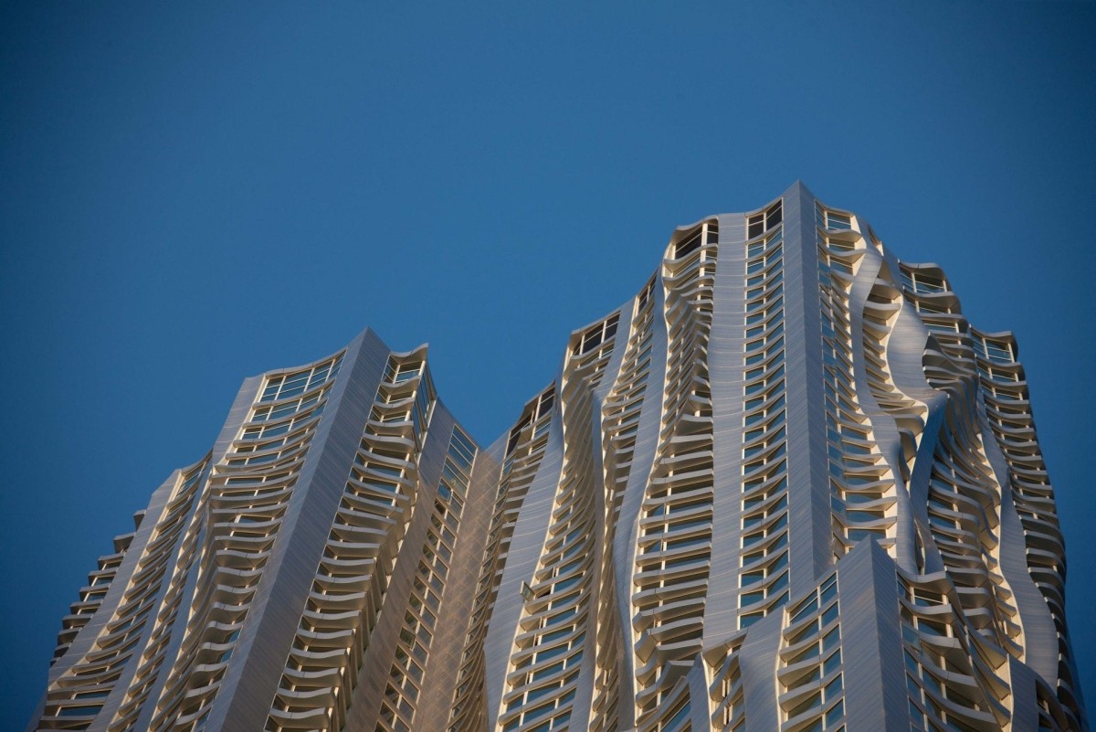 Arranha-céus projetada por Frank Gehry à venda 