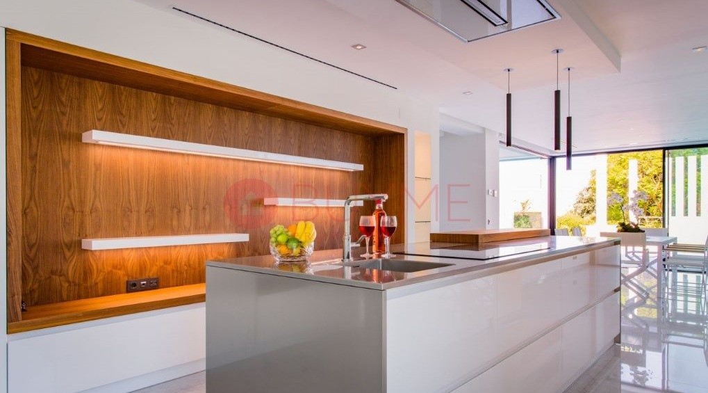 La cucina della villa è elegante e completamente attrezzata