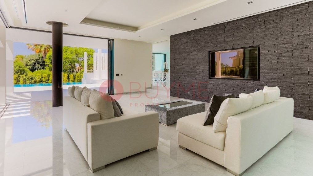 Lichtdurchflutetes Wohnzimmer mit Kamin