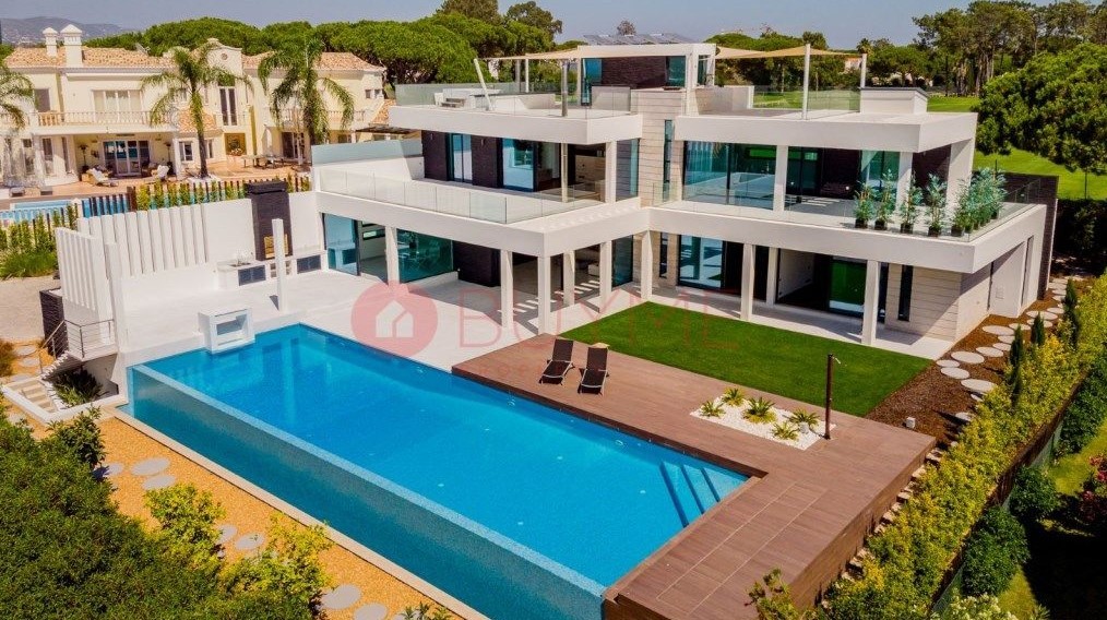 This stunning four bedroom villa would be a perfect family home in the Algarve