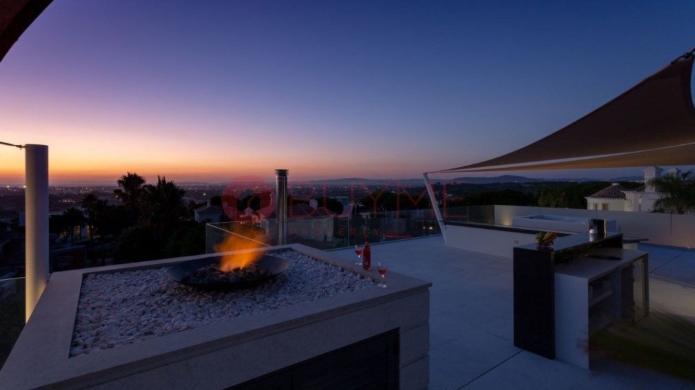 Dachterrasse mit Feuerstelle und Bar