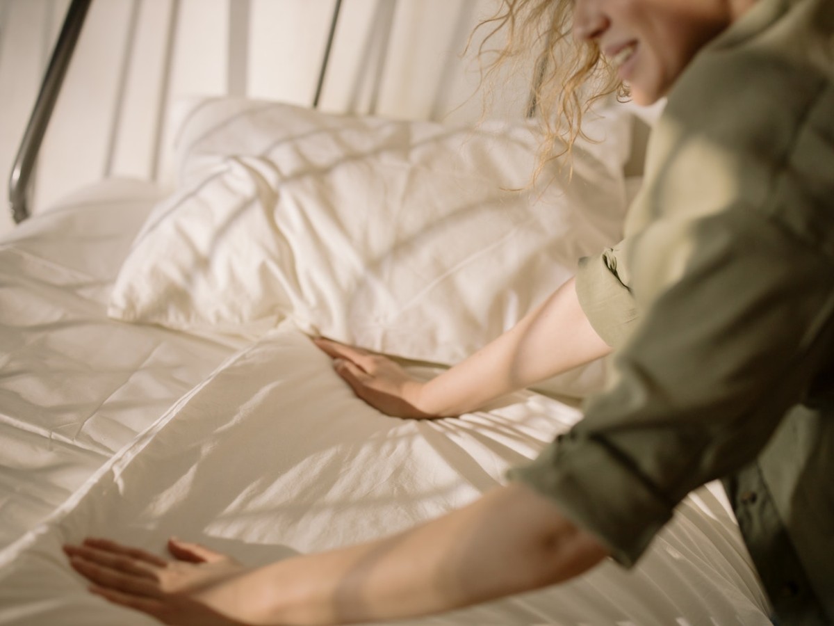 Fazer a cama e arrumar o quarto