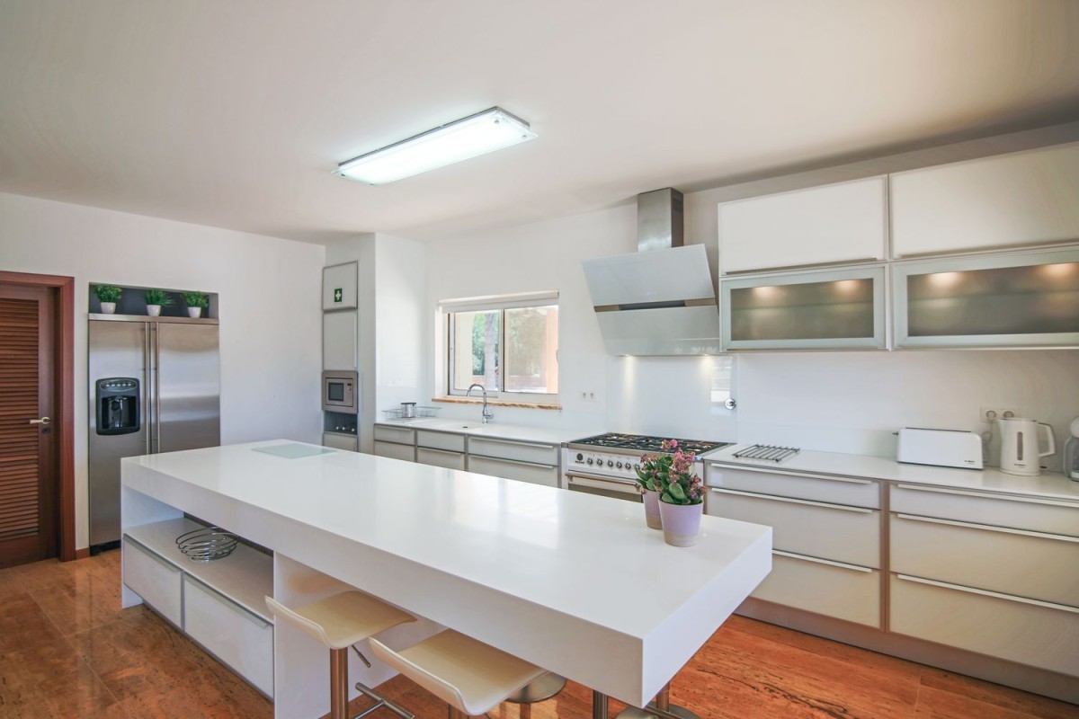 La splendida cucina a pianta aperta della villa