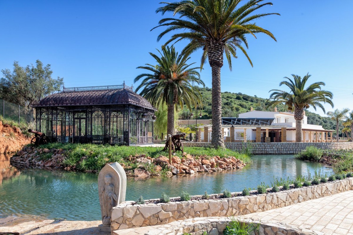 The villa can be accessed by boat via the Arade river