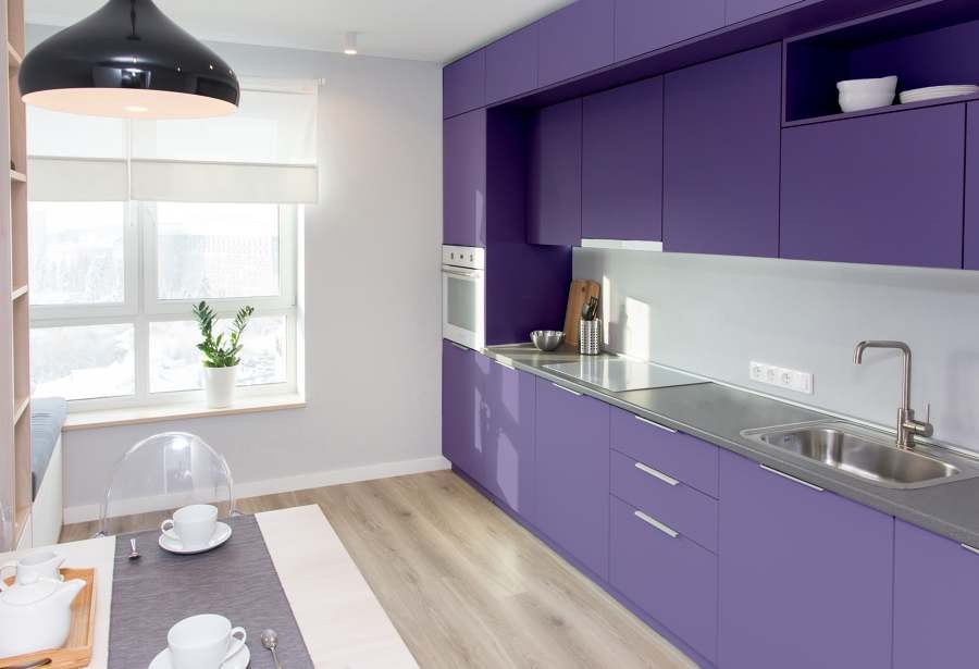 Uma cozinha em tons de violeta