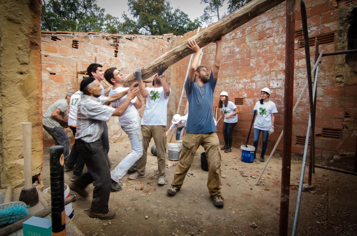 Trabalho voluntário para reconstruir casas