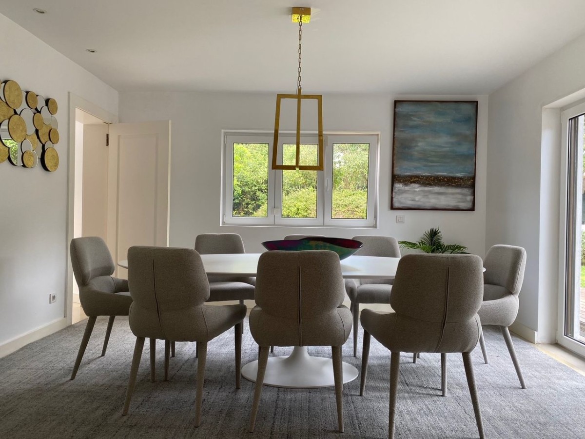 The dining room, like the living room, gives directly out into the gardens