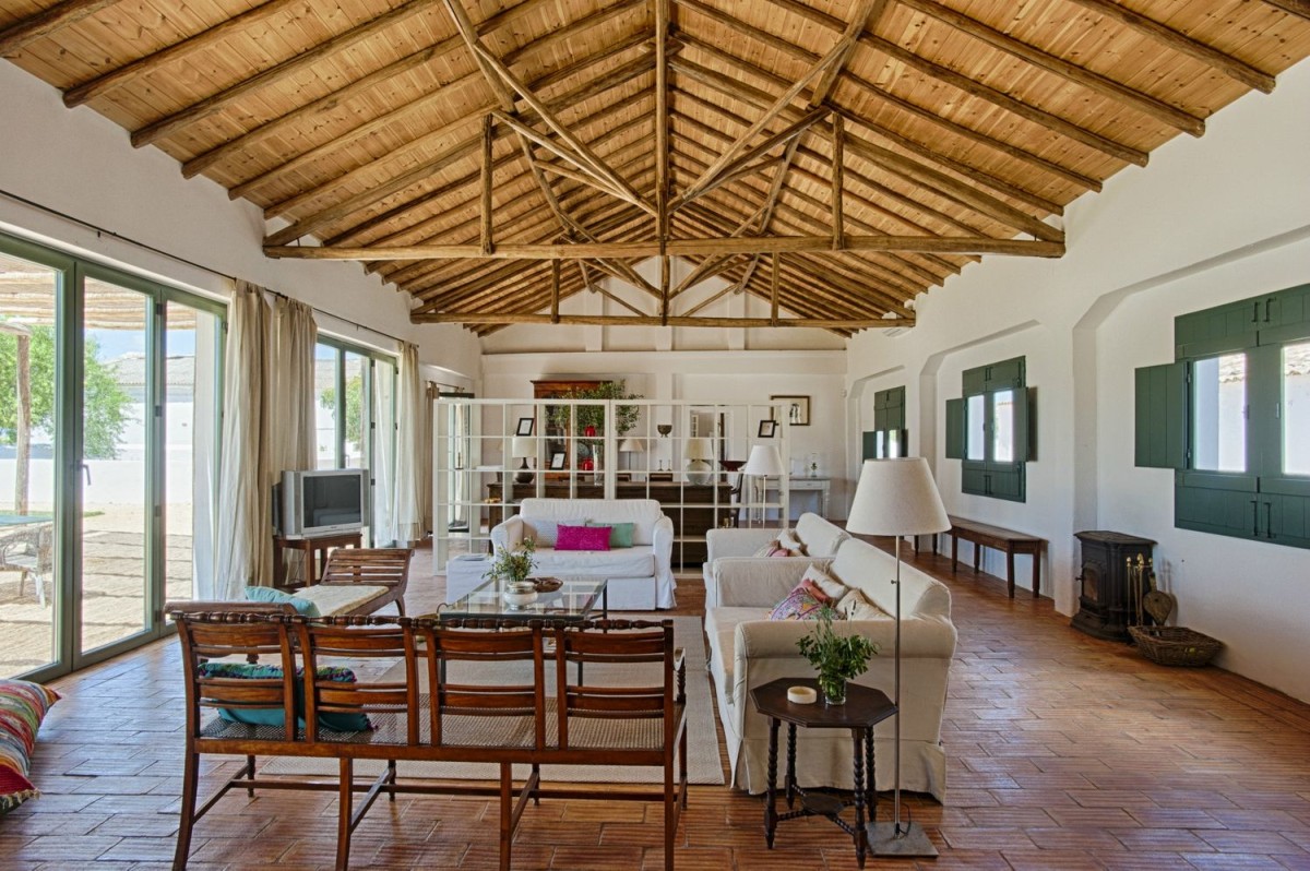 L'ampio soggiorno della casa principale