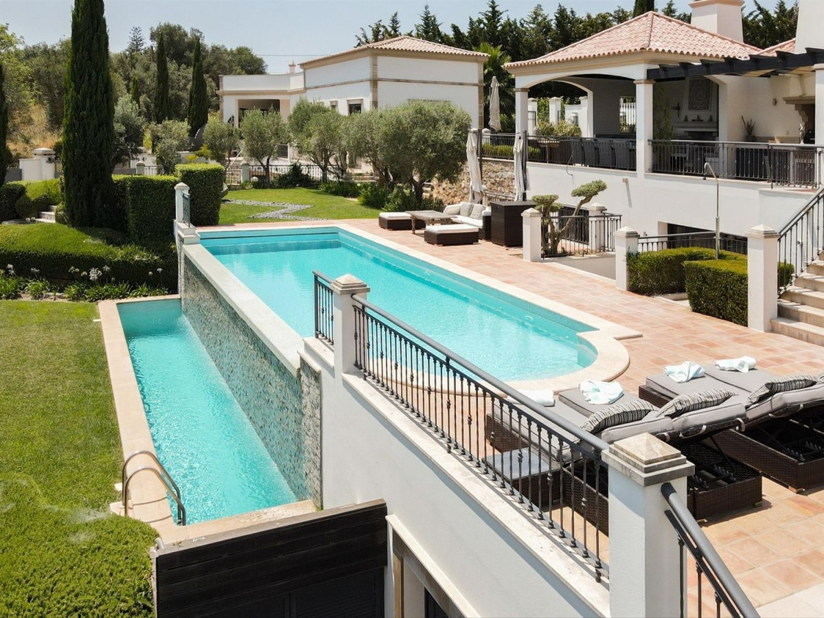 Pool mit Wasserfallüberlauf