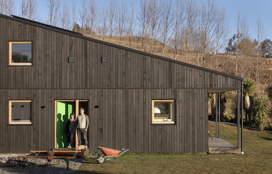 Casa com painéis de madeira