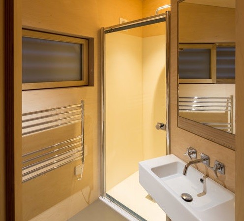 Casa pré fabricada com interiores de madeira clara