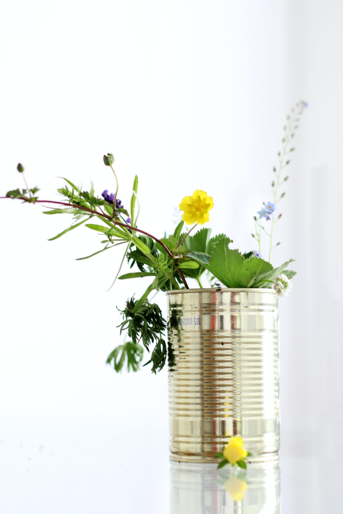 vasos com latas de metal