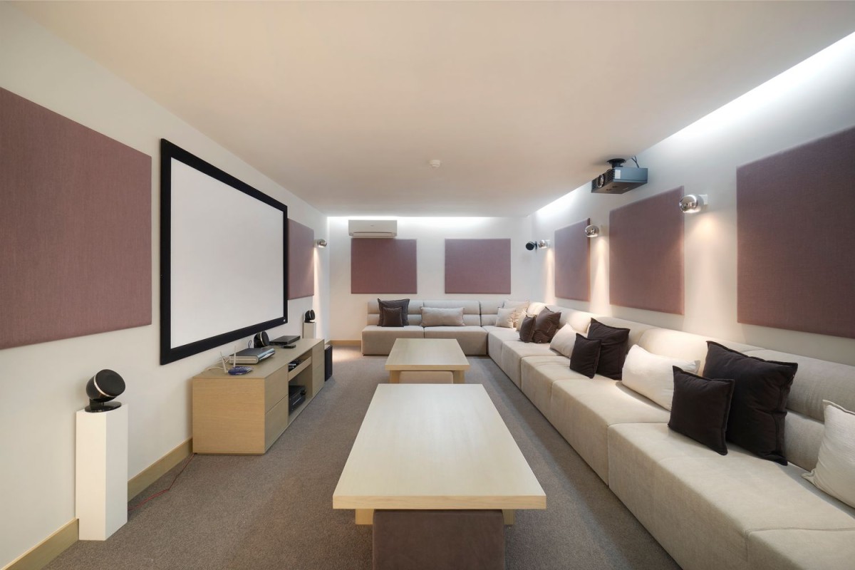 Al piano più basso della villa si trova una sala cinema