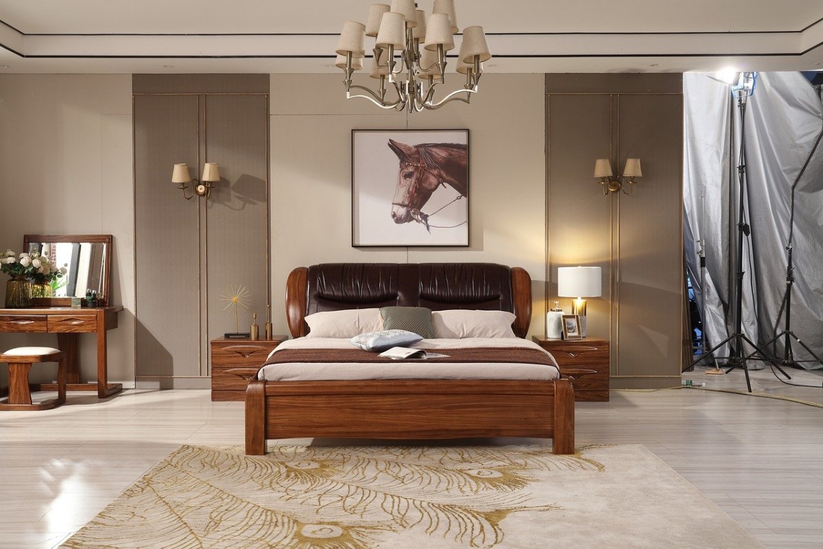 Cabeceira de cama com quadros
