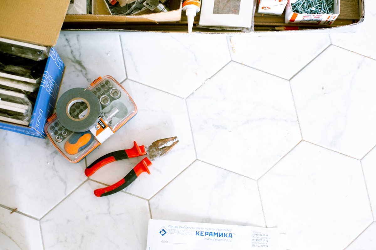 Como pintar azulejos em casa