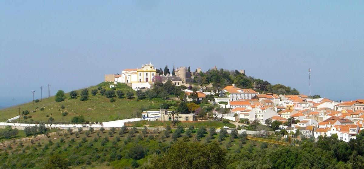 https://commons.wikimedia.org/wiki/File:Santiago_do_Cac%C3%A9m_-_Portugal_(2629366874).jpg Casas em Santiago do Cacém