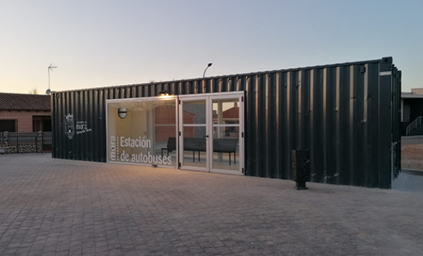 Transformar contentores em salas de aula, piscinas e até casas