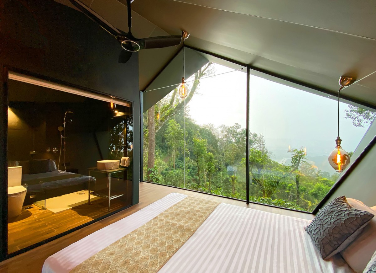 casa pré-fabricada com grandes janelas