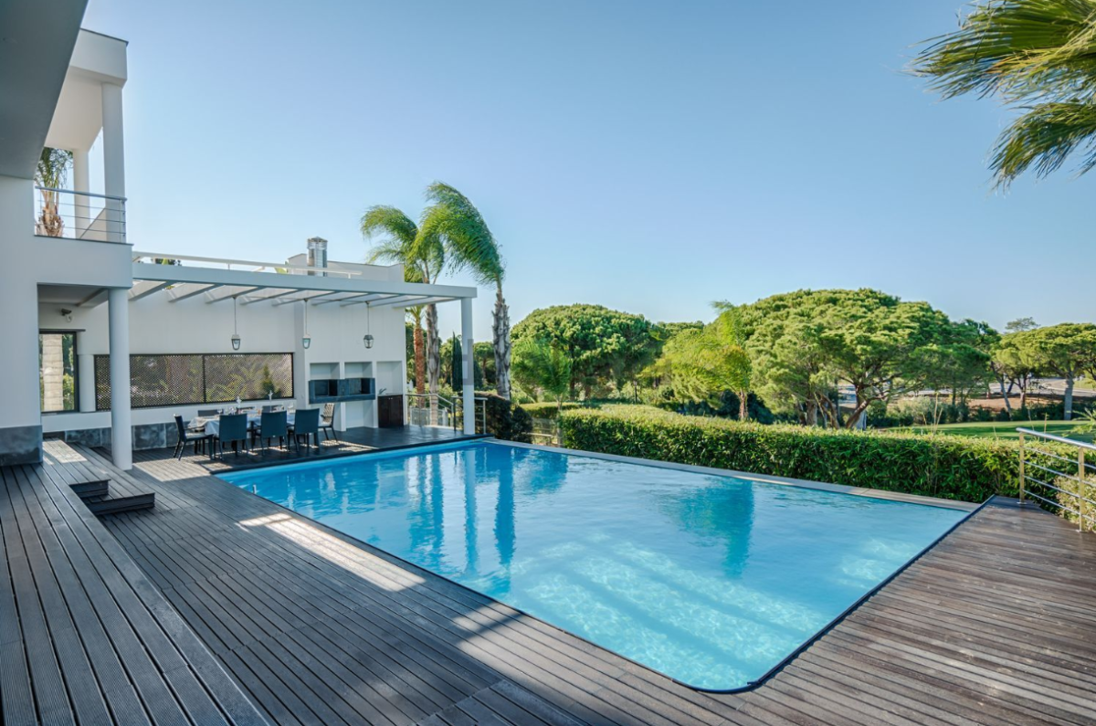 piscina em casa com deck