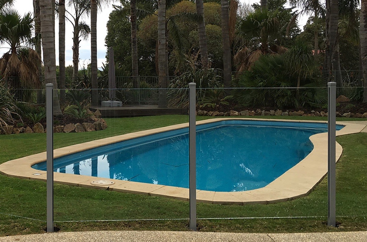 relva artificial ao redor de piscina
