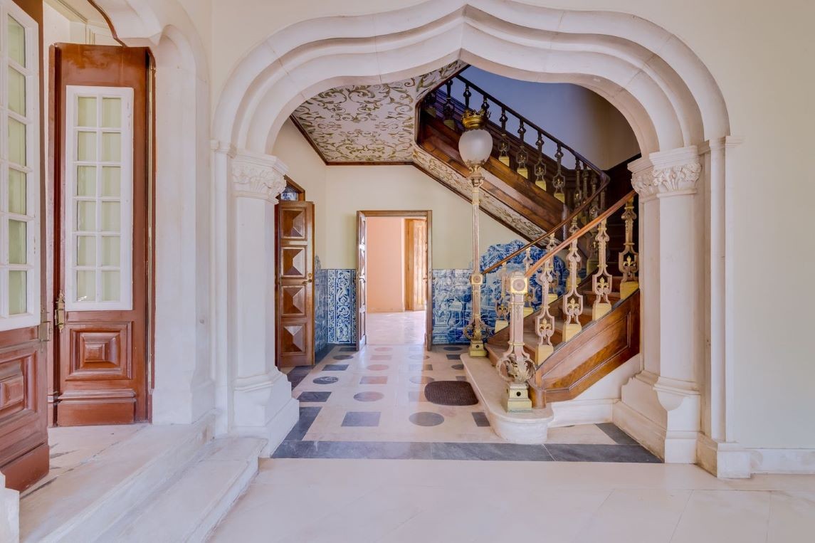 Interiores amplos e ricos em detalhes